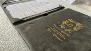 Lot de boîtes d'invitation de mariage en velours, personnalisées avec estampage à chaud, ensemble de cartes en tissu de luxe, fabricant de papeterie élégante en gros - Product Image 4