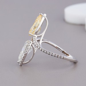 Bague de fiançailles à deux pierres en or 9 carats avec halo de diamants jaunes et blancs de laboratoire, taille poire, certifiée IGI - Product Image 2