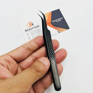 Pince à cils incurvée au plasma noir personnalisée de marque en acier inoxydable testée à la main avec une forte prise en main - Product Image 3
