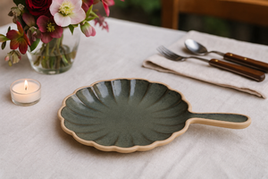 Plat de service en céramique festonné pour aliments croustillants – Élégant et très demandé pour la table à manger - Product Image 2