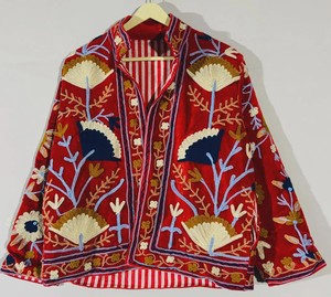 Veste en velours rouge brodée de fleurs, col châle, manches lanternes, broderie à la main, manteau pour femme, vêtement d'automne, motif floral magnifique - Product Image 1