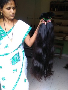 Cheveux humains 7HILLSHUMANHAIR de qualité supérieure, 100 % naturels, vierges, indiens, ondulés, tissage double à la machine, non traités, Remy, prêts pour la permanente, cheveux humains bruts - Product Image 1