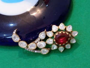 Broche Paon Vintage en Argent 925 avec Rubis et Diamant Taillé Poire, Sertissage Griffe, Style Goutte d'Eau, Unisexe, Bijoux de Luxe Amaira Jewels - Product Image 3