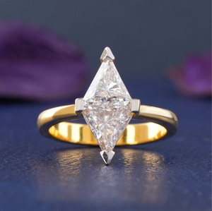 แหวนเพชรเม็ดเดี่ยวทรงลูกแพร์ 2.02 กะรัต เพชรเลี้ยงในห้องปฏิบัติการ ทอง 14K สำหรับงานหมั้นและงานแต่งงาน ความใส VS1 ดีไซน์เรขาคณิตสำหรับเจ้าสาว - Product Image 1