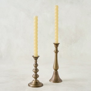 Paire de chandeliers en or antique avec des motifs tournés distinctifs, dotés d'une tige en spirale empilée et d'une base en piédestal cannelée - Product Image 2