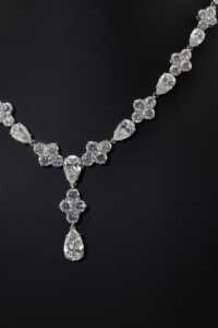 Collier en or blanc 18 carats de qualité supérieure avec diamants ronds et en forme de poire pour mariage ou anniversaire, disponible en gros - Product Image 3