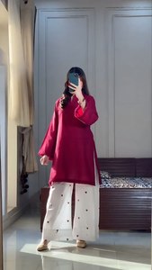 Collection Exclusive Prête-à-Porter Top-Plazzo en Soie Romaine Moderne, Salwar Kameez Longueur Ras du Sol avec Broderie Entièrement Cousue, Coupe Classique - Product Image 6