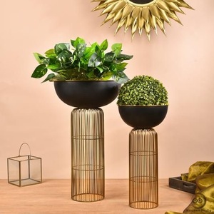 Ensemble de 2 supports à fleurs modernes en métal, finition noire et or, design circulaire, pour plantes d'intérieur, par Unicorn Handicraft - Product Image 3