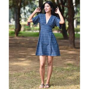 Robe courte imprimée bleue pour femmes, décontractée, col en V, demi-manches, mini-robe d'été en coton, style western pour dames - Product Image 3