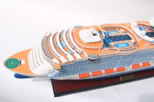 HARMONY OF THE SEAS - Maquette de bateau de croisière en bois artisanale, thème nautique et détails peints, pour décoration ou cadeau - Product Image 3