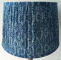 Abat-jour cylindrique en tissu traditionnel avec motif floral bleu et rose, accessoire de lampe fait main