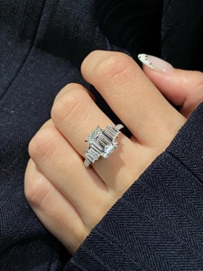 แหวนเพชรทรงเหลี่ยมมรกต 3 กะรัต สวยงามหรูหรา เพชรเลี้ยงในห้องปฏิบัติการ รับรองโดย IGI สี E ความสะอาด VS ทองคำขาว 14K ประดับเพชรทรงบาแกตต์ แหวนหมั้น - Product Image 6