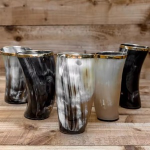 Verre à boire artisanal écologique en corne de buffle véritable avec bordure en laiton poli couleur or, forme naturelle, de REHMAN CRAFT - Product Image 2