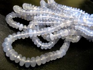 Perles de chalcédoine naturelle lavande facettées rondes de 8 mm, vendues par brin de 8 pouces de long - Product Image 3