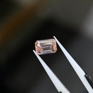 Diamant de laboratoire cultivé, taille émeraude, rose intense fantaisie, VS1, 10,00 carats, certifié IGI - Product Image 4