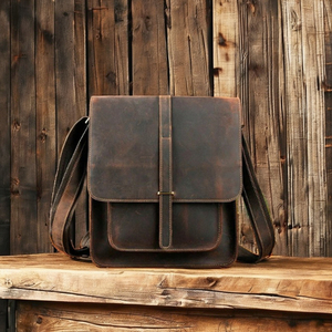 Exclusivo Bolso Bandolera de Cuero con Acabado Aceitado, Bolso Tote de Cuero Artesanal Urbano, Estética Moderna y Minimalista de Divine International - Product Image 1