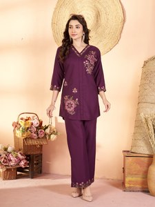 Conjunto de Pantalón y Top de Diseño Tradicional con Bordado de Hilo de Rayón Pesado, de Secado Rápido y Elástico para Todas las Temporadas - Product Image 1