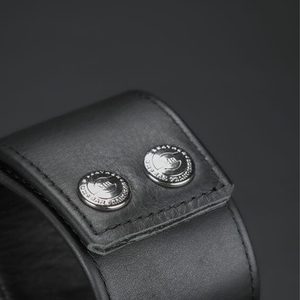Pulsera de Cuero Ecológica Black Sheep LW-1009 con Dos Botones Metálicos, Diseño Grabado, Ajustable, Accesorio de Moda para Exteriores - Product Image 6