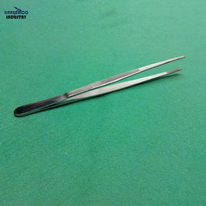 50 Pinzas de Quirófano de Alta Calidad con Punta Serrada de 8'' (20 cm) Plateadas para Uso Manual - Product Image 1