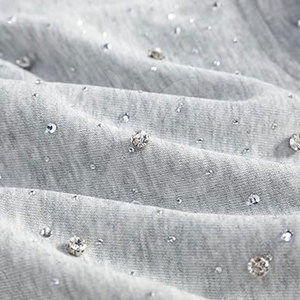 Sudadera ligera básica de algodón mezclado con pedrería, la combinación perfecta de comodidad y moda para uso casual. - Product Image 4