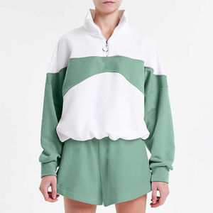 Ensemble deux pièces pour femme avec logo imprimé en relief personnalisé, comprenant un sweat à capuche court et un short en coton coupé-cousu, effet délavé soleil - Product Image 1