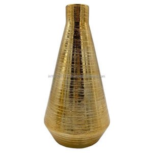 Vase en métal gravé floral aspect antique pour décoration de table console d'entrée ou d'étagère de couloir avec touche traditionnelle - Product Image 5