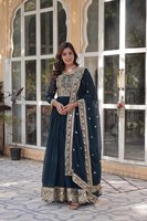 Robe évasée en soie luxueuse à motifs floraux avec accents brillants Zari, voile en maille élégant, col rond, ensemble de vêtements de soirée fantaisie pour femmes