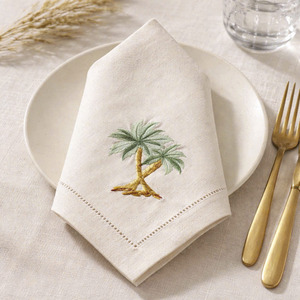 Serviette de table carrée en lin 100% brodée sur mesure avec motif palmier, ourlet festonné, lavable en machine, durable, pour la maison et l'hôtellerie - Product Image 1