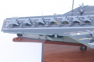 Portaaviones USS RONALD REAGAN CVN-76 - Maqueta de Barco de Guerra Estadounidense de Madera Pintada a Mano - Product Image 2