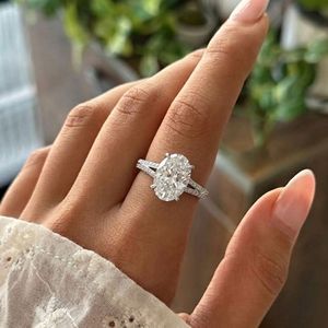 Bague de fiançailles de luxe en moissanite taille ovale avec halo et pierres d'accentuation rondes, alliance pavée pour femme, bijoux de mariée - Product Image 5