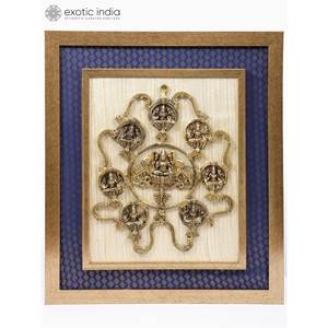 Tenture murale Ashtalakshmi en laiton avec cadre en bois de 23 pouces Article décoratif élégant pour la maison - Product Image 3