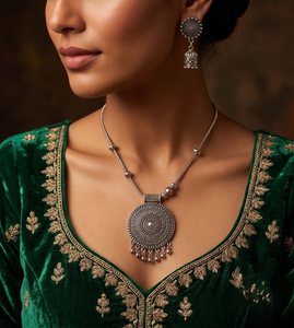 Chaîne avec pendentif mandala en argent oxydé DIVYORO - Product Image 3