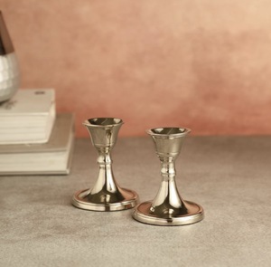Juego de 2 Portavelas Cónicos Cortos de Aluminio Dorado Moderno, Base Compacta, Soporte para Velas, Par de Lujo para Bar o Cócteles - Product Image 3