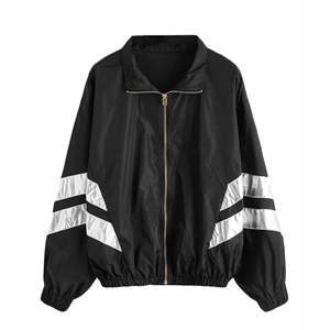 เสื้อแจ็คเก็ตวิ่งเนื้อนุ่มผลิตจากโรงงาน โพลีเอสเตอร์ สกรีนโลโก้ได้ตามต้องการ เหมาะสำหรับกิจกรรมกลางแจ้ง เล่นสกี ฝึกซ้อมกีฬา กันลม สำหรับผู้ชาย - Product Image 3