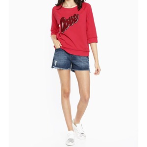 เสื้อสเวตเชิ้ตผู้หญิงสีแดง แต่งแพทช์ตัวอักษร Love แบบเชนีล คอกลม แขนราแกลน เสื้อพูลโอเวอร์ผ้าฝ้าย แฟชั่น OEM ขายส่ง - Product Image 4