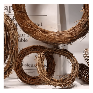 Guirlande murale de Noël extérieure en rotin avec pommes de pin, boules décoratives et baies rouges – Fournitures de fêtes écologiques faites à la main - Product Image 5