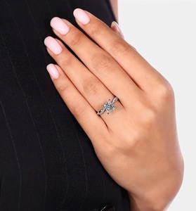Bague de fiançailles en or jaune 14 carats avec diamant de laboratoire de 1,16 carat, couleur E, pureté VS1, taille princesse, avec bande torsadée et diamants latéraux pour femme - Product Image 5