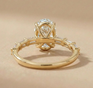 แหวนเพชรทรงรี 2 กะรัต เพชรสร้างในห้องปฏิบัติการ ตัวเรือนทองคำขาว 14K ประดับเพชรทรงบาแก็ตต์ด้านข้าง เครื่องประดับผู้หญิงสุดคลาสสิก รับรองโดย IGI - Product Image 3