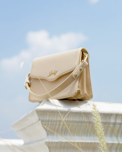 Sac à main de luxe pour femme ORELIA, sac à bandoulière en cuir synthétique de qualité supérieure avec détail de sangle tressée unique, fermeture magnétique - Product Image 1