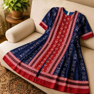 Vestido Anarkali Ikkat Arts Indigo Patola con Abertura Frontal – Azul Marino y Carmesí, Inspirado en la Costura Artesanal Étnica - Product Image 3