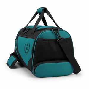 Sac de voyage au design moderne avec intérieur spacieux, fermetures éclair fiables et conçu pour des voyages pratiques et bien organisés - Product Image 3
