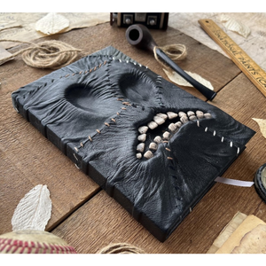 El Grimorio de la Sonrisa Torta, Tapa Dura de Cuero |   Libro de Sombras Hecho a Mano |   Cuaderno de escritura rayado y diario gótico - Product Image 4