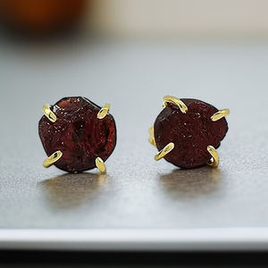 Boucles d'oreilles clous en pierre de naissance naturelle brute, argent sterling 925 plaqué or, 8 mm |   Fournisseur de bijoux en gros - Product Image 6