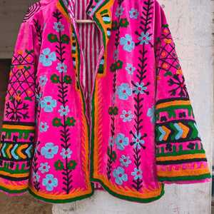 เสื้อโค้ทปักลายดอกไม้สไตล์พื้นเมืองสีชมพูป๊อปปี้ งานแฮนด์เมด  สำหรับทุกเพศ  สัมผัสเอกลักษณ์เฉพาะตัว  เหมาะเป็นของขวัญเพื่อนเจ้าสาวสำหรับเธอ - Product Image 2