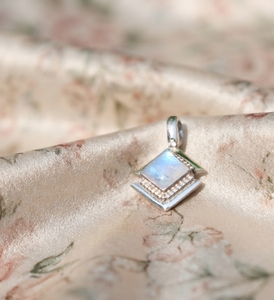 Colgante de Plata de Ley 925 con Piedra Lunar Arcoíris de Corte Cuadrado y Engaste de Bisel, Chapado en Oro Rosa y Oro, Joyería Hecha a Mano para Mujer - Product Image 6