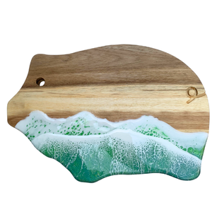 Planche à découper en bois naturel irrégulier avec design vague en résine violette et turquoise, décoration moderne, durable et artisanale - Product Image 6