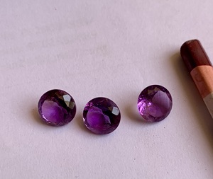 Ametista brasileña redonda de 12 mm, color oscuro, limpia y sin imperfecciones. - Product Image 1