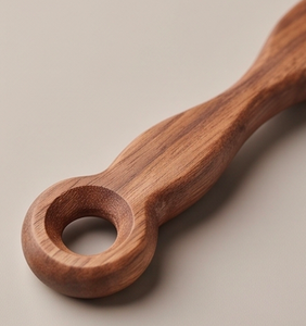 Cuillère en bois polie à la main avec manche perforé, design minimaliste, réutilisable, pour le camping, les événements et les mariages - Product Image 2