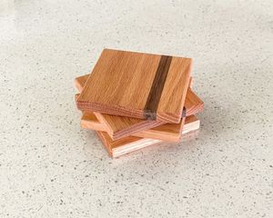 Juego de Posavasos de Café Reutilizables, Ecológicos, de Madera Cuadrada y Estilo Minimalista - Product Image 1