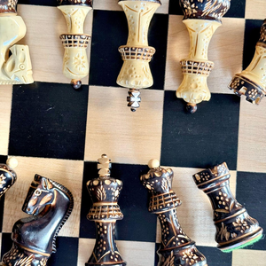 Juego de Ajedrez de Madera Tallada a Mano con Tablero Pulido y Piezas de Juego para Regalo y Decoración del Hogar - Product Image 3